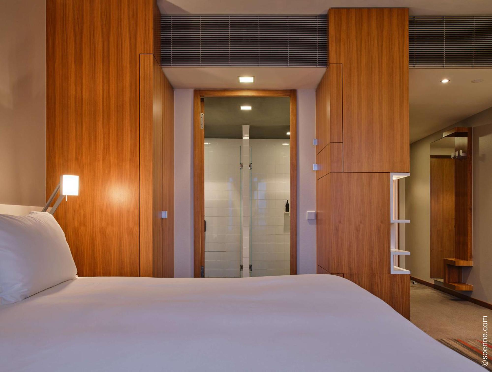 Dorint Kurfuerstendamm Berlim Exterior foto A bedroom at the hotel