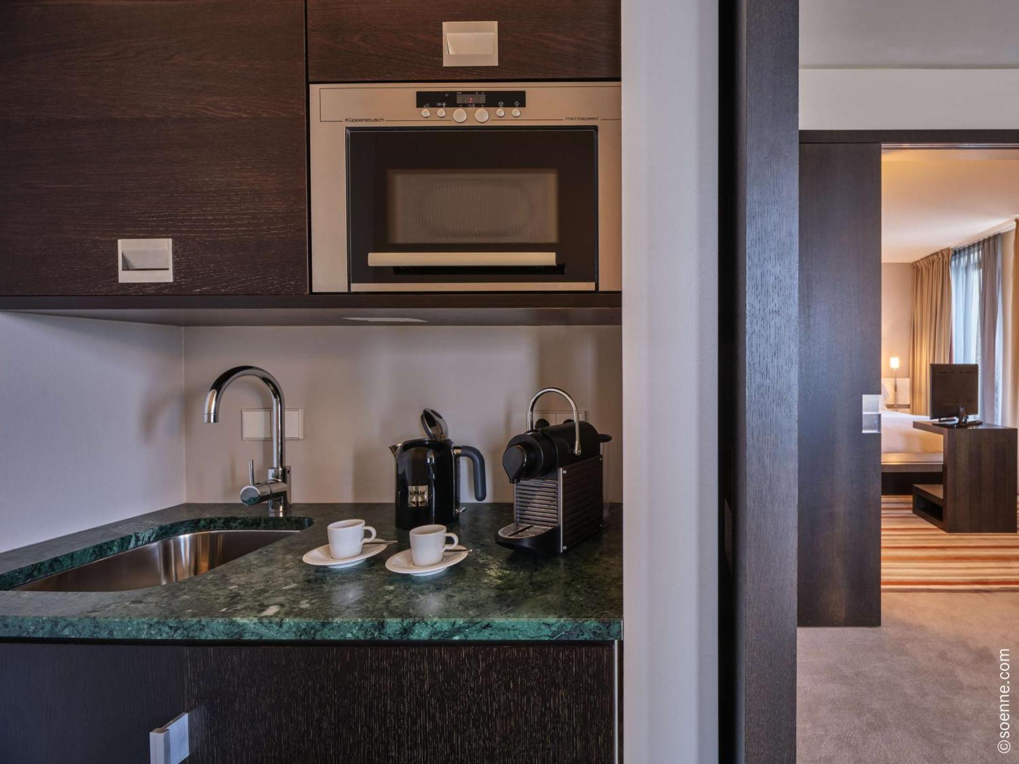 Dorint Kurfuerstendamm Berlim Exterior foto A kitchenette in a hotel